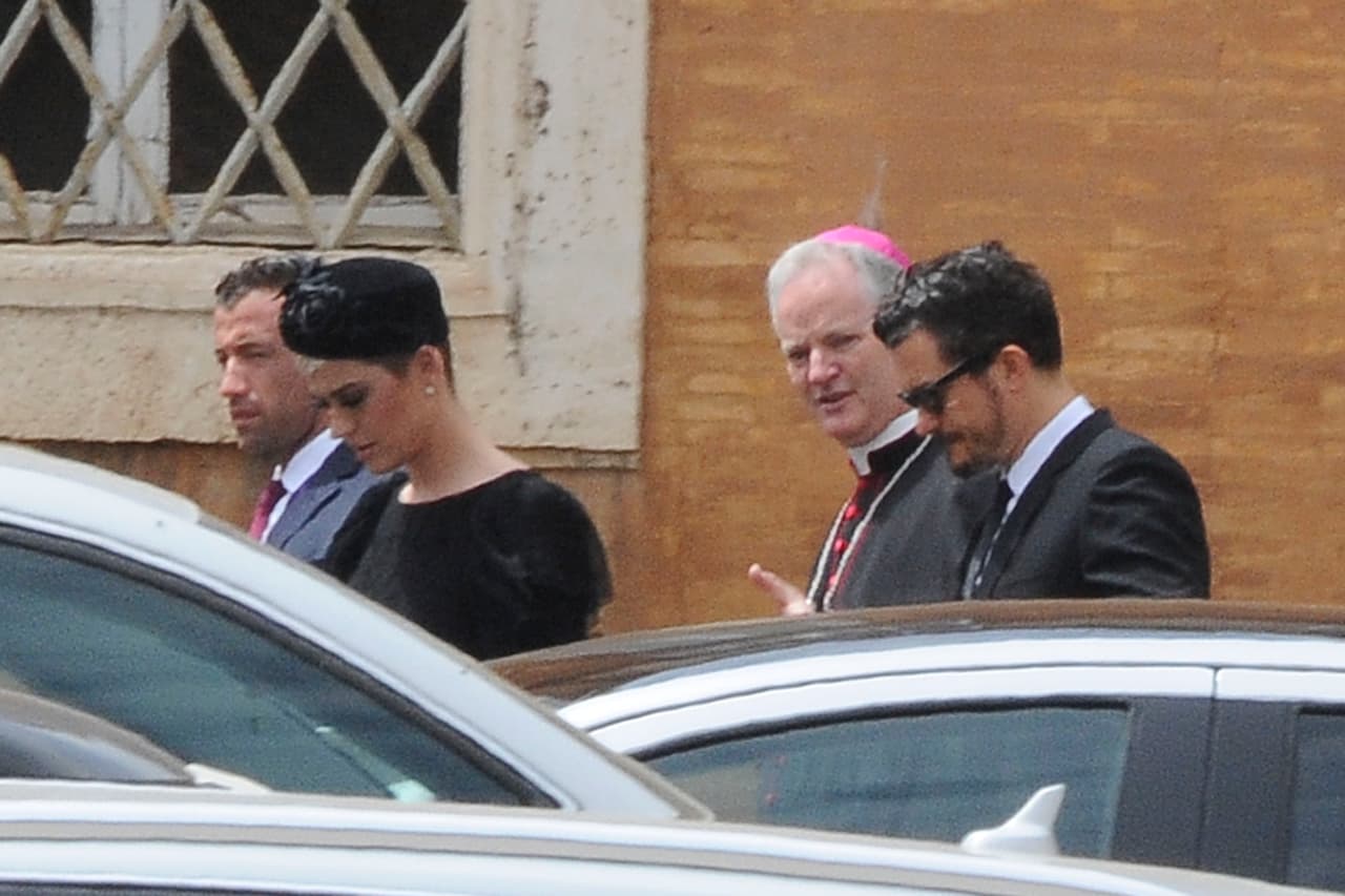 Katy Perry y su pareja elegantemente vestidos fueron recibidos a las afueras de la Basílica de San Pedro para su visita al Sumo Pontífice.