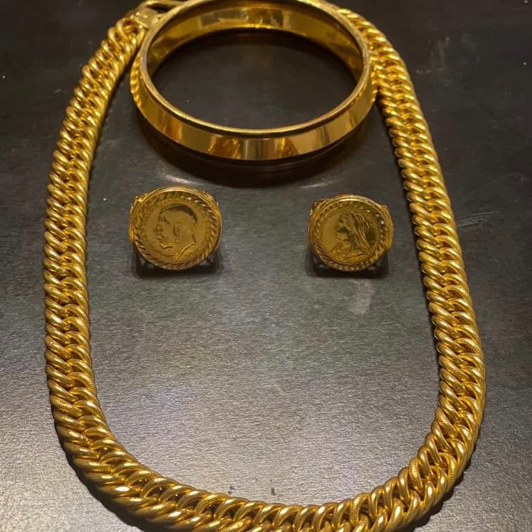 Se le pide a cualquier persona que sepa dónde están estas piezas o que las tenga en su poder, que llame a la detective Vanesa Castillo, al 951-826-5376.