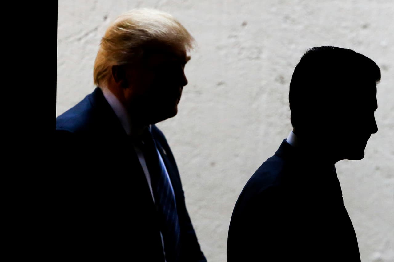 <b>Traspasando el muro.</b> Donald Trump avisó que visitaría Ciudad de México apenas algunas horas antes de ir, y a pesar de que el gobierno de Enrique Peña Nieto había negado el encuentro, finalmente sucedió. Fue una reunión a puertas cerradas entre el primer mandatario mexicano y el candidato estadounidense que pareció no beneficiar a ninguno. “Señor Trump, mi prioridad como presidente de México y la de mi gobierno es proteger a los mexicanos donde quiera que ellos se encuentren”, expresó Peña Nieto, aludiendo al discurso en que Donald Trump
<a href="http://www.univision.com/noticias/trump-califica-a-inmigrantes-mexicanos-de-violadores-y-criminales-en-su-discurso" target="_blank"><b>se refirió a los mexicanos como violadores y criminales</b></a>. El magnate estadunidense expresó que era un "honor tremendo" estar en el país y no se disculpó por sus agresiones a los mexicanos. 31 de agosto de 2016.