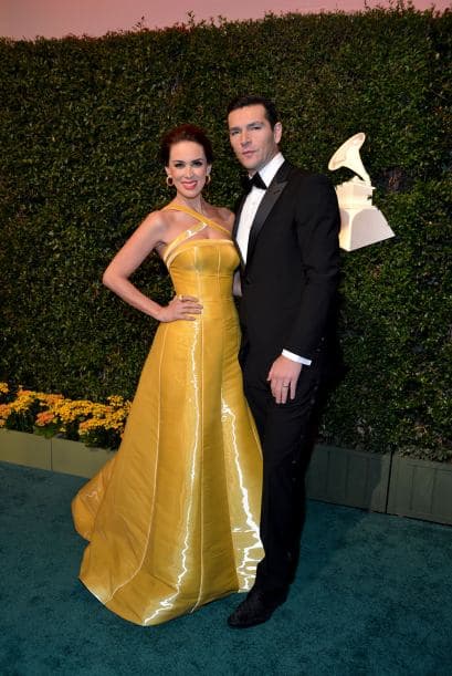 Jacqueline Bracamontes y Martín Fuentes. Muchos aprovecharon para gritar su amor a los cuatro vientos. Así lo hicieron estas parejitas que no se despegaron en la alfombra verde de Latin GRAMMY.