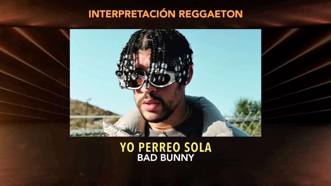 Bad Bunny, uno de los multinominados de la noche, se llevó la Mejor Interpretación Reggaeton con ‘Yo perreo sola’.