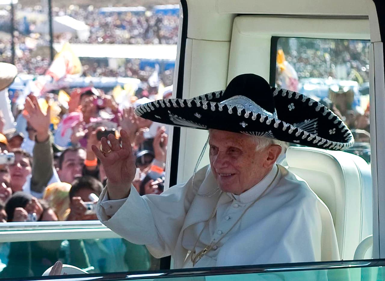 Asimismo, en su camino en su Papamóvil por las calles de Guanajuato, México lució un sombrero de charro negro.