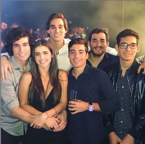 Para Carrera su familia es primero y cuando él tenga la propia, buscará que sea con el
<b><a href="https://www.univision.com/famosos/nos-vemos-juntos-hasta-que-estemos-viejitos-danilo-carrera-no-dejara-a-michelle-renaud" target="_blank"> esquema tradicional </a></b>como en el que creció.