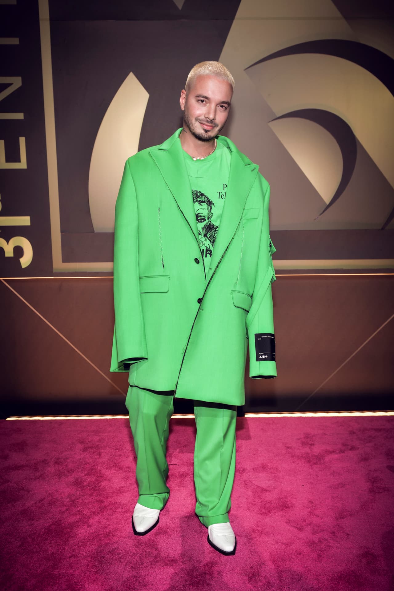 <b>6. Apuesta por el color. </b>Es fiel a los colores fuertes, incluso en ocasiones de gala, como en Premio Lo Nuestro 2019, cuando sorprendió con este conjunto en verde neón... Y de paso se aseguró de no pasar desapercibido.