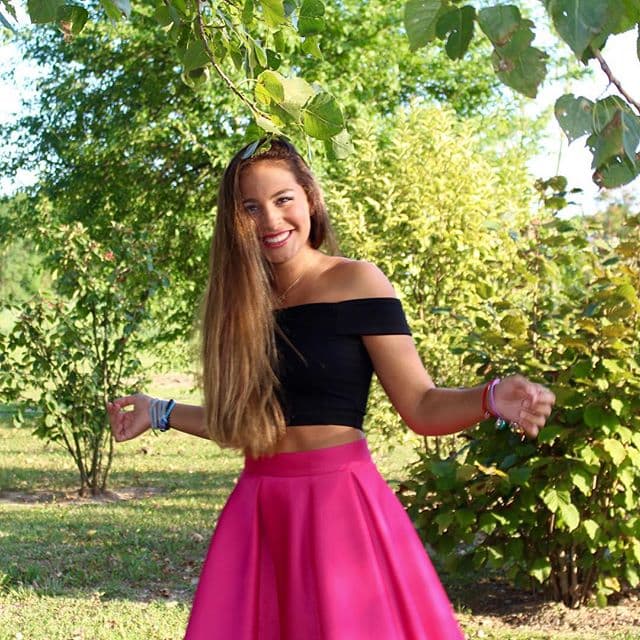 La jovencita es súper carismática y muy bella.