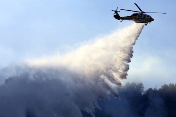 Durante 5 días más de 1000 bomberos por aire y tierra han tratado de contener las llamas en las colinas de Glendora sin éxito, pero son optimistas de que el fin se acerca esta semana. El incendio conocido como Colby Fire, dejó en claro que las condiciones climáticas de California hacen del estado una zona explosiva, con una sequía que ha superado los históricos. Más información: Incendio en Glendora, terror en las montañas del Valle de San Gabriel