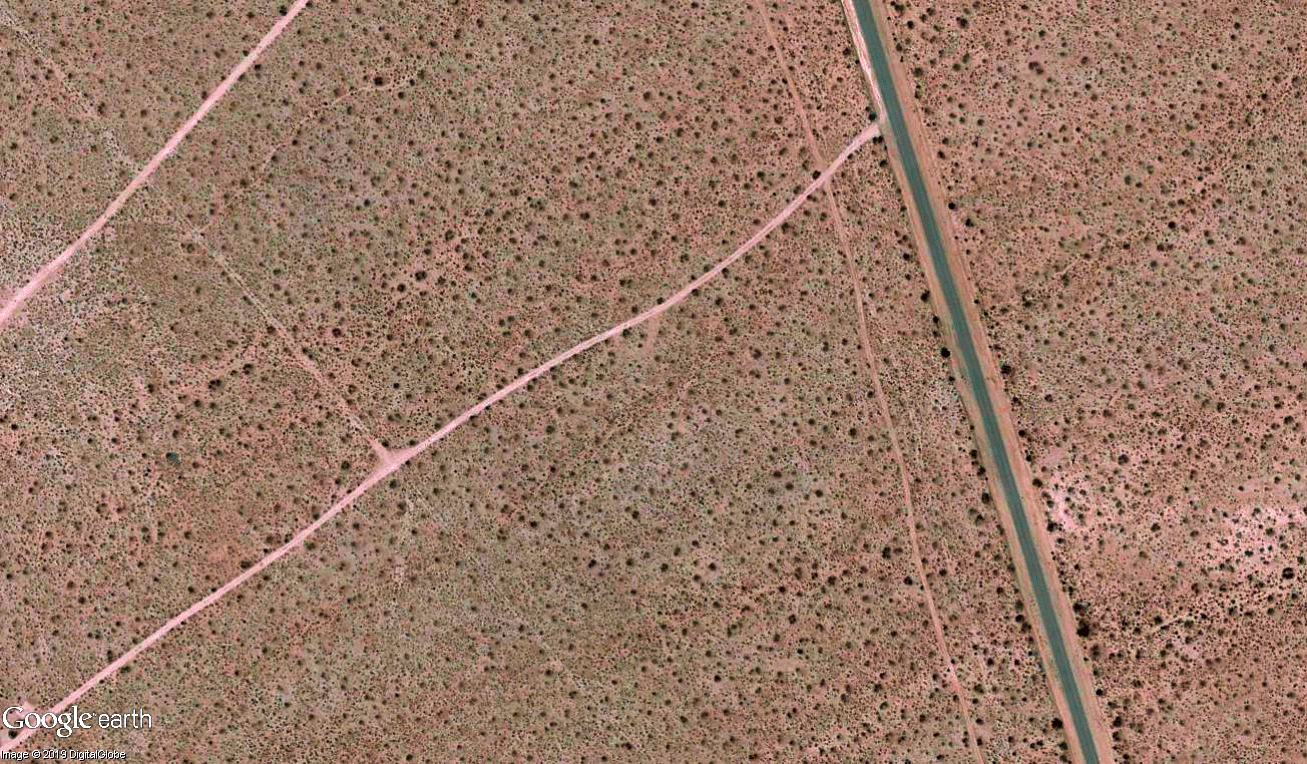 La muestra del geólogo griego fue reconocida por la 
<a href="https://twitter.com/DrLucyJones" target="_blank">Dra. Lucy Jones</a> ya que permite una visualización clara de la fractura que el movimiento ocasionó y, al mismo tiempo, desde su cuenta de Twitter hizo un llamado colectivo sobre las consecuencias de que un movimiento similar afectara zonas urbanas o comprometidas con oleoductos. ” Imagínese si esto fuera un oleoducto de petróleo. O su cable de fibra óptica de internet”, escribió Jones compartiendo las animaciones de su homólogo.
<br>
<br>Un recordatorio para la población del estado dorado sobre la importancia de saber 
<a href="https://www.univision.com/local/los-angeles-kmex/recomendaciones-que-hacer-antes-durante-y-despues-de-un-terremoto">qué hacer antes, durante y después de un terremoto</a>. 
<br>
<br>Esta imagen muestra las oscuras franjas formadas durante el sismo de 6.4 el 4 de julio.
<br>