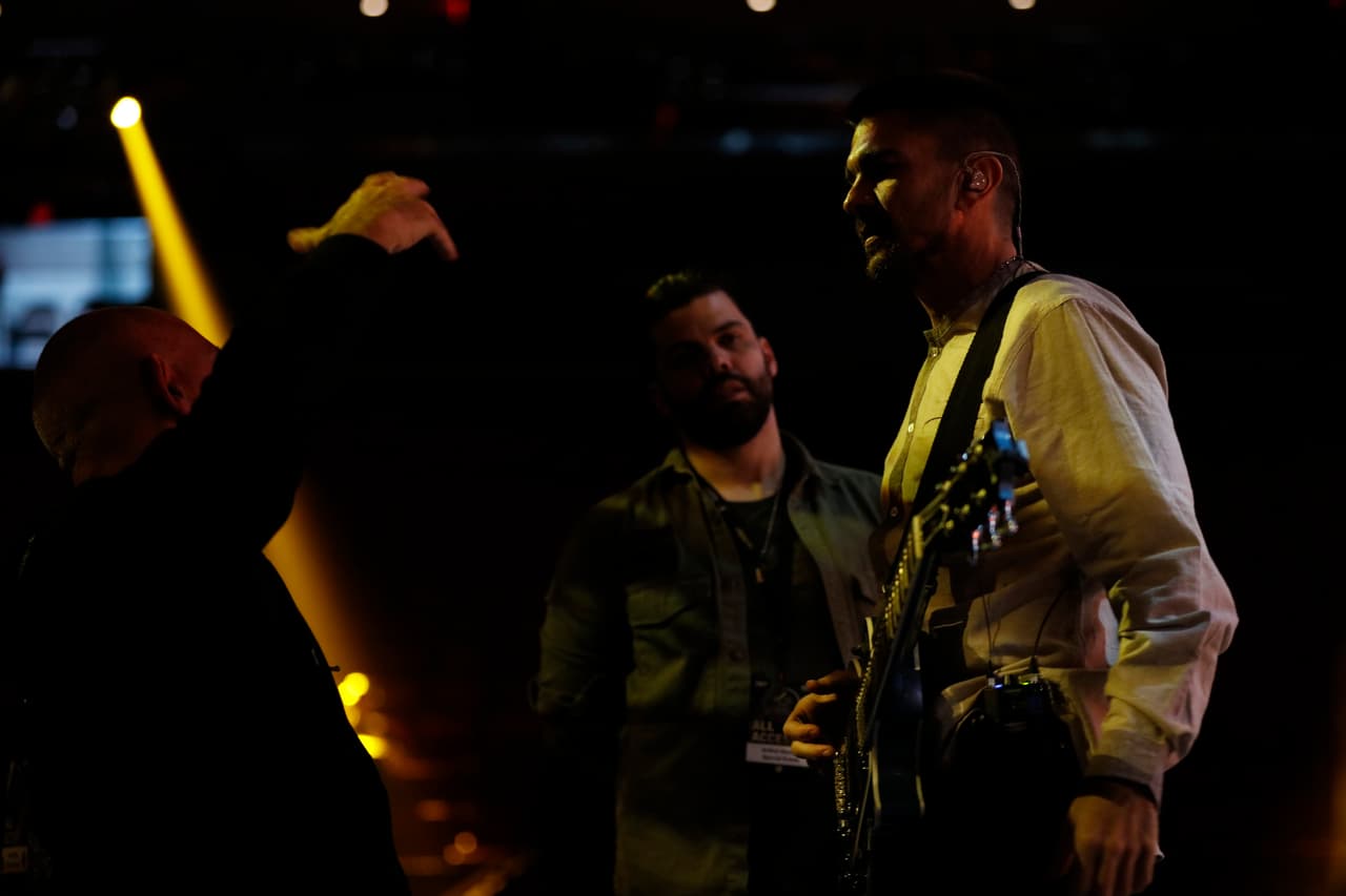 Y al mismo tiempo, sigue las indicaciones de la producción.