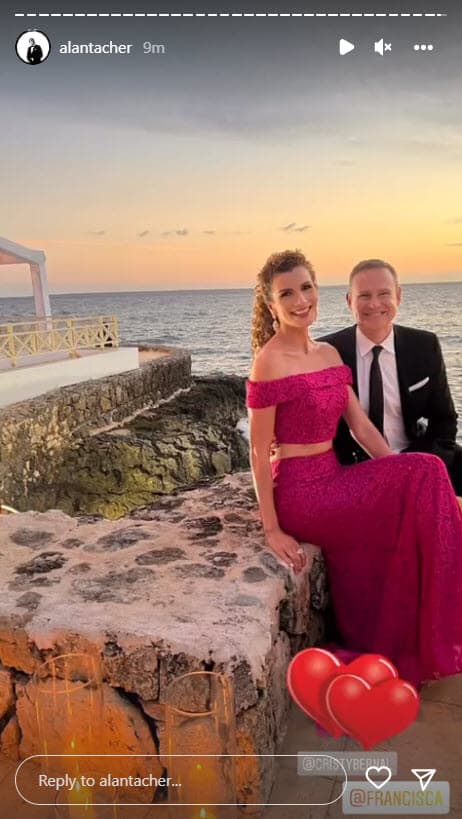 La pareja posó con el atardecer de fondo en la fiesta de recepción.
<br>