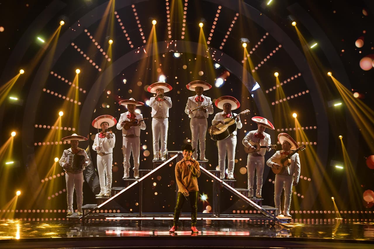 Christian Nodal interpretó su éxito 'No te contaron mal', acompañado de mariachi.