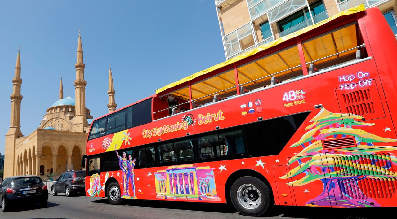<b>Líbano. </b>Pese a que es conocido como la 'Suiza del Medio Oriente', este país sufre problemas tan graves como 
<b>terrorismo, altas tasas de criminalidad y su seguridad también está en juego por conflictos armados.</b> Washington señala tres zonas a las que no hay que viajar: la frontera con Siria, la frontera con Israel y los campos de refugiados. En la imagen, un autobús turístico en Beirut, capital del país.