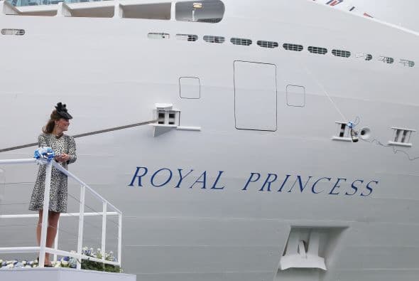 13 de junio de 2013 En Southampton, la duquesa corta la cinta para arrojar la botella de Moet & Chandon Brut Imperial Champagne contra el barco por Princess Cruises en una ceremonia en Ocean Terminal.