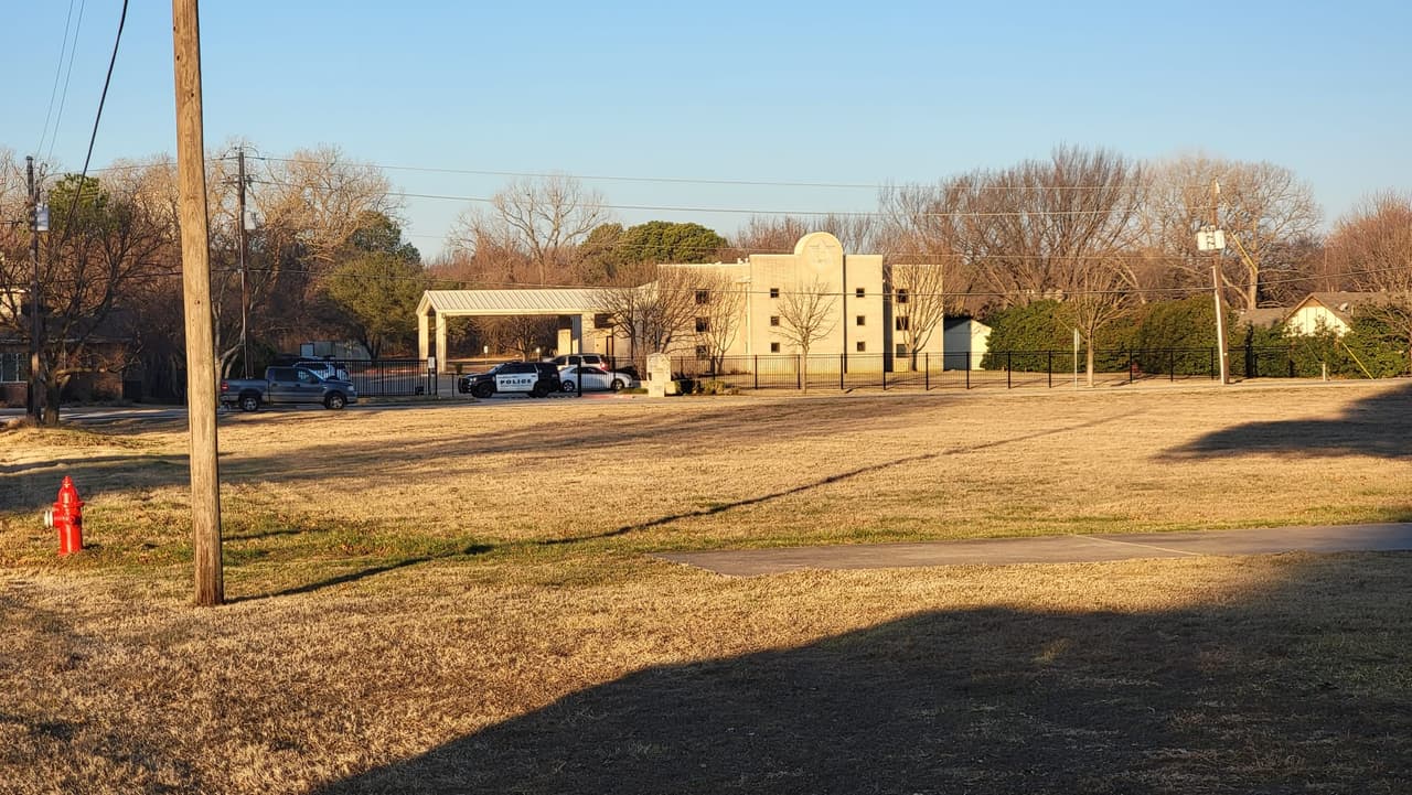 Los oficiales de crisis del FBI estuvieron en constante comunicación con el sujeto que estaba atrincherado en el interior.