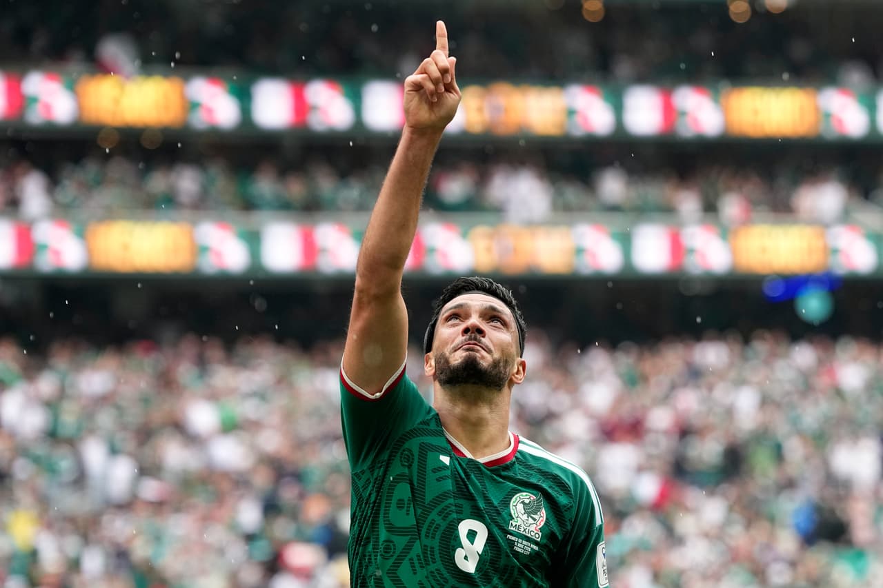 El mexicano Raúl Jiménez celebra tras marcar el segundo gol de su equipo durante el partido de fútbol del Grupo A de la Copa del Mundo entre México y Sudáfrica en Ciudad de México.