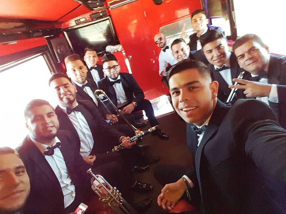 Por su parte el vocalista de la banda Erick Sarabia, a través de un Facebook Live, señaló que todos estaban bien, asustados pero bien. "
<b>Aún no se nos quita el susto</b>, creemos que fue un milagro que no nos haya pasado nada, la libramos, gracias a Dios estamos bien, asustados pero bien".