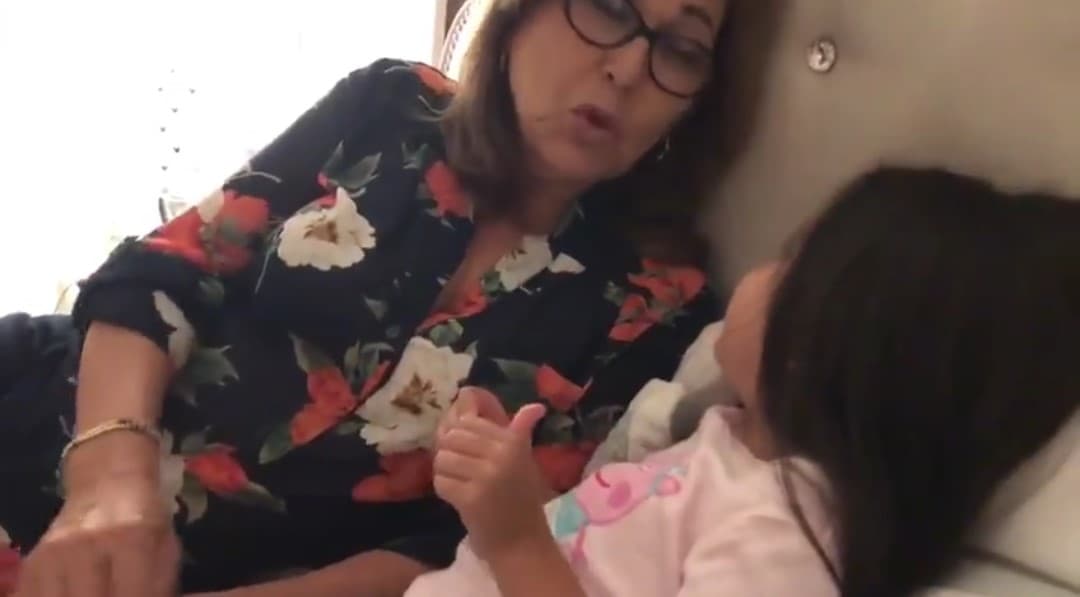 La próxima cumpleañera consintió en la cama a su abuela, con quien frecuente habla por FaceTime. Esta vez le dijo en persona lo mucho que la ama.
