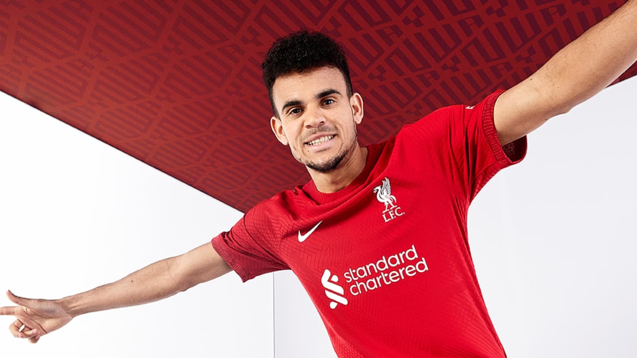 Liverpool presenta la nueva playera para la temporada 2022-23