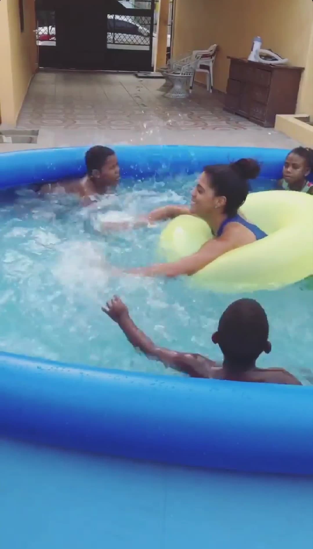 Francisca anhelaba regresar a su pueblo, así lo expresó hace un mes en uno de los videos que agregó a Facebook: “Tengo mucho que no voy, quiero sentarme ahí en el patio, hablar con mis vecinos. A ver cuándo me desocupo un ratito y me voy para allá”.