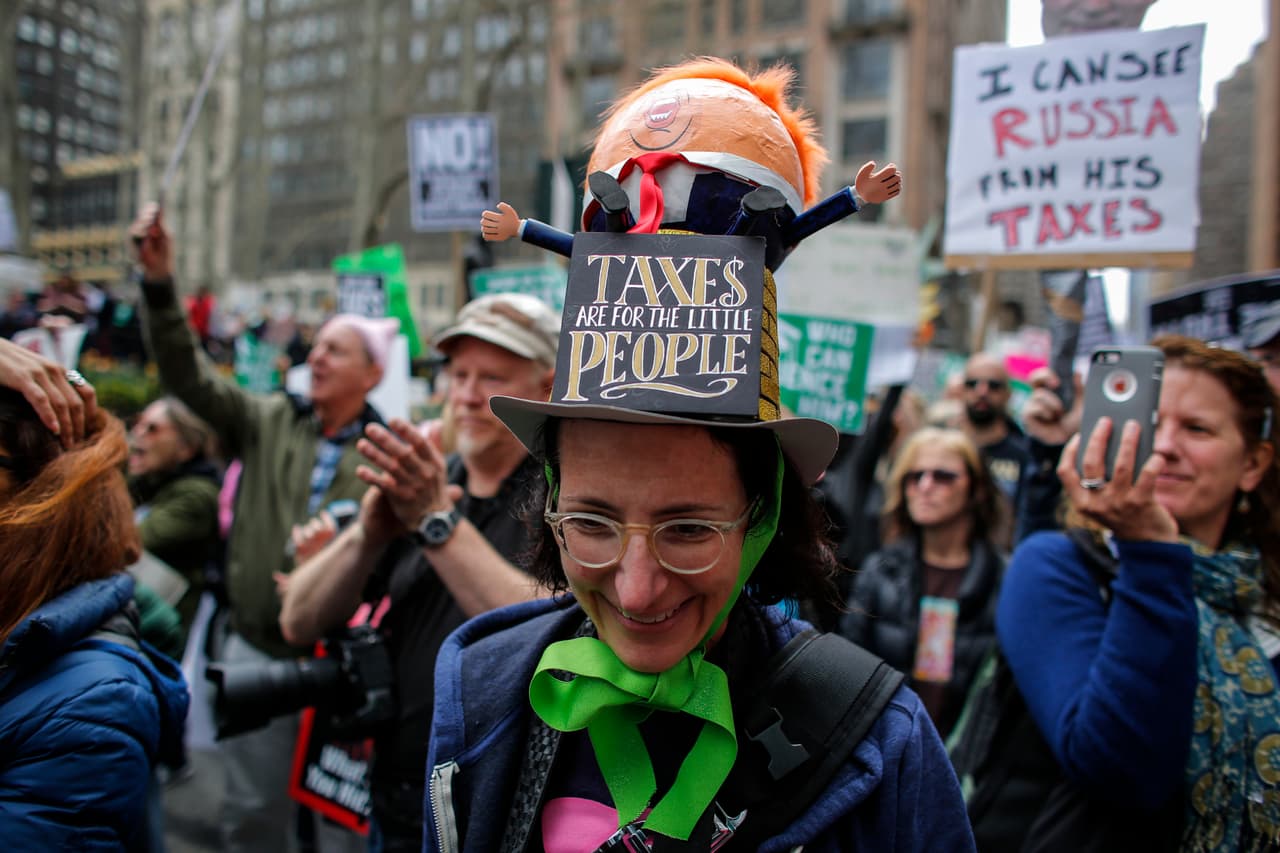 En Cambridge, Massachusetts, los manifestantes exhortaron a su delegación legislativa a oponerse al plan de presupuesto presentado por Trump al considerar que son excesivos los recortes a la atención médica, la educación, y el transporte.