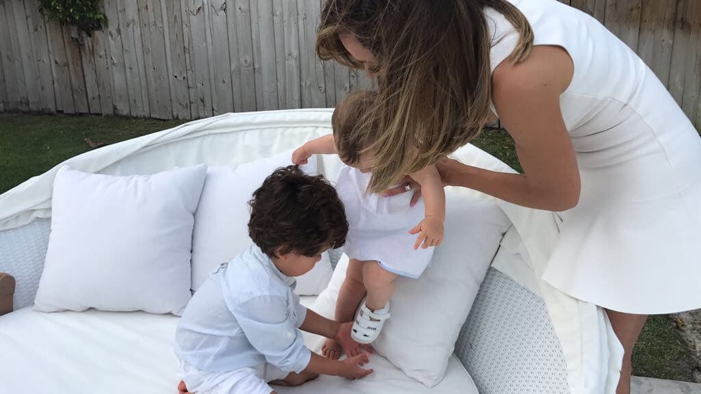 Bruce quería que todo resultara perfecto y hasta ayudaba a acomodar los zapatitos de su hermana.