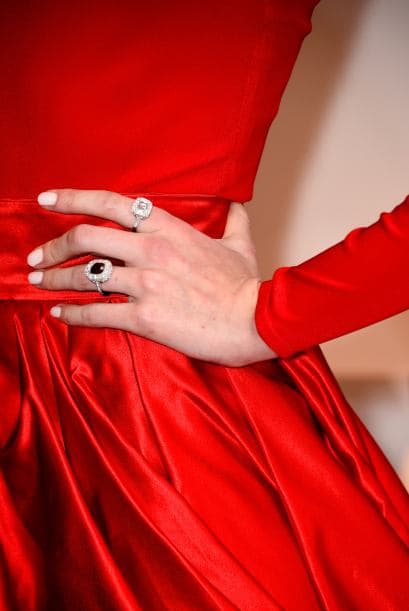 Además puedes agregar accesorios a tus manos para llevar la atención a tus uñas y que todos noten que estás 'in'.