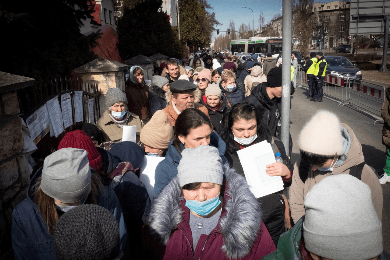 Cola ante el consulado ucraniano en Cracovia. Cientos de personas intentan conseguir documentación.
<br>