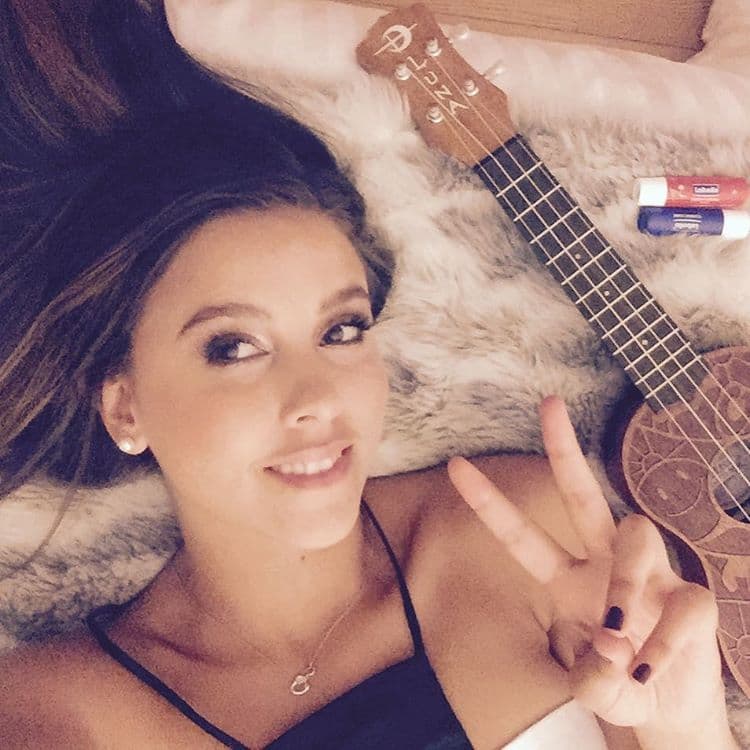 Tiene un rostro angelical.