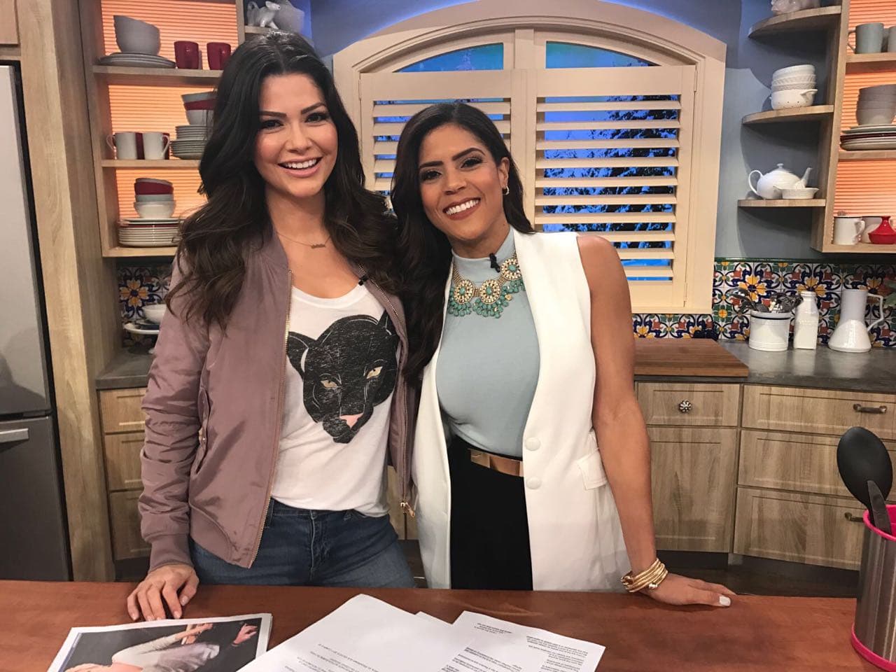 Desde la cocina, Ana Patricia y Francisca escuchaban muy atentas lo que Johnny contaba.