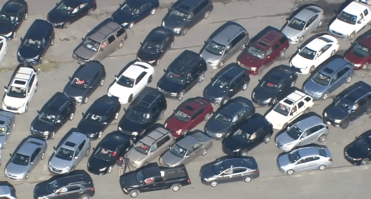 Cientos de vehículos hacen largas filas para recibir asistencia alimentaria por crisis del coronavirus