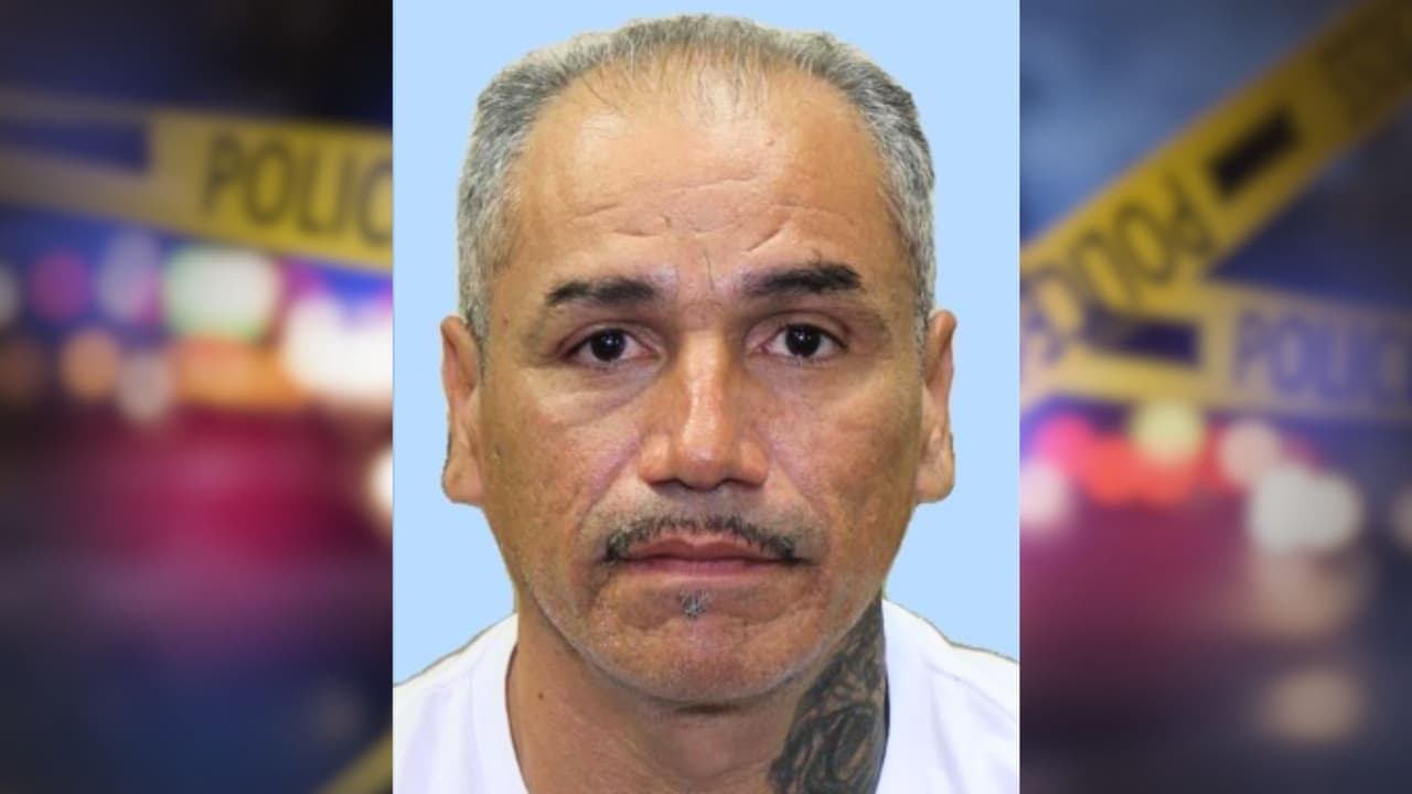 <h3 class="cms-H3-H3">Miguel Ángel Gómez: el depredador que volvió a matar </h3>
<br>Debería haber sido vigilado de cerca. En 2009 fue condenado por abusar sexualmente de una menor de 16 años. Antes de eso,
<b>ya acumulaba condenas por agresión con arma mortal y robos. </b>Era, según registros de la corte, un hombre peligroso y reincidente.
<br>Pero en 2022 todo escaló:
<b>un juez de Harris County emitió una orden de arresto por asesinato.</b> ¿A quién mató? No se ha revelado. Lo que sí se sabe es que Gómez violó su libertad condicional y lleva casi dos años prófugo.
<br>
<b>Si lo ves, no te acerques. Llama al FBI.</b>