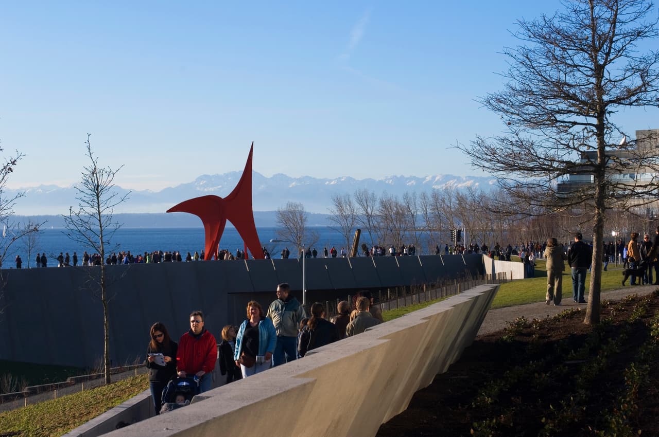 <i><b>Parque Olímpico de Esculturas, Seattle.</b> </i>Es el espacio verde más grande en el centro de esta ciudad de Washington. Mientras pasea al aire libre encontrará esculturas de arte moderno entre las plantas nativas del noroeste del Pacífico. También puede caminar por paseo marítimo de Elliott Bay y desde allí contemplar las conocidas Montañas Olímpicas.
<br>