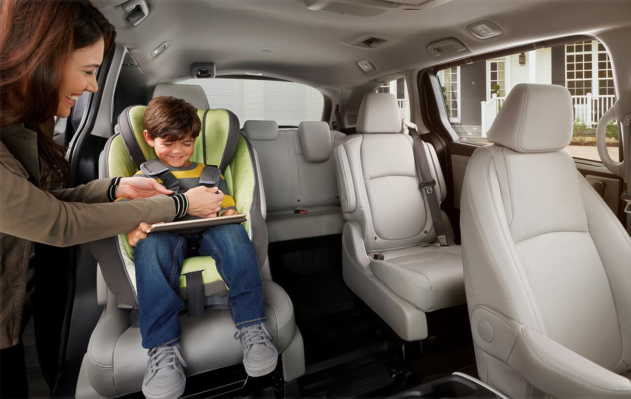 Como se puede observar en esta imagen, el asiento central de la segunda fila es removible, y deja al descubierto un riel sobre el cual se pueden deslizar horizontalmente las dos butacas que flanquean ese asiento extraído.