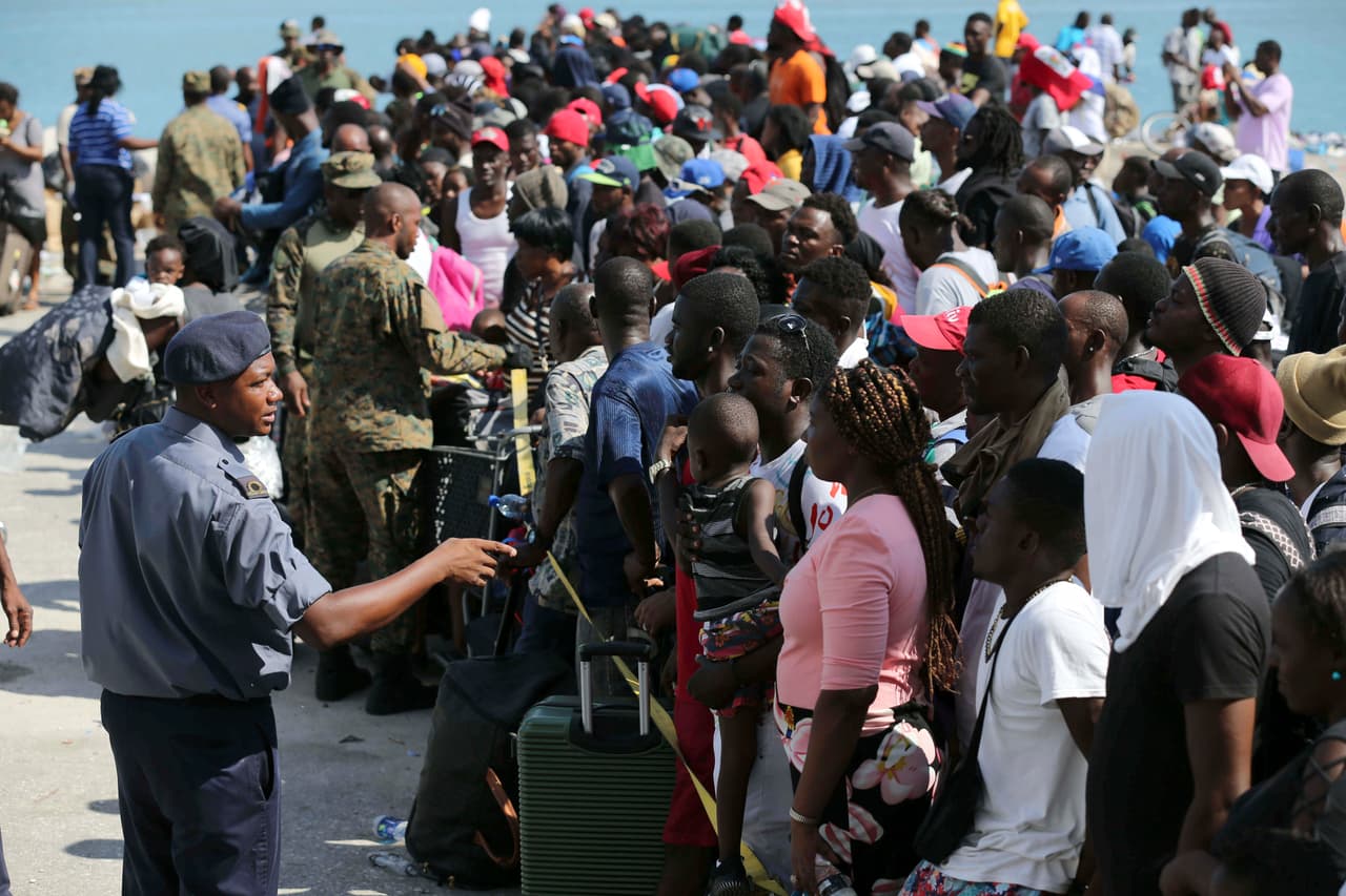 Una multitud aguarda en el puerto Marsh Harbor, de la isla Abaco, para abordar un ferry hacia Nassau.