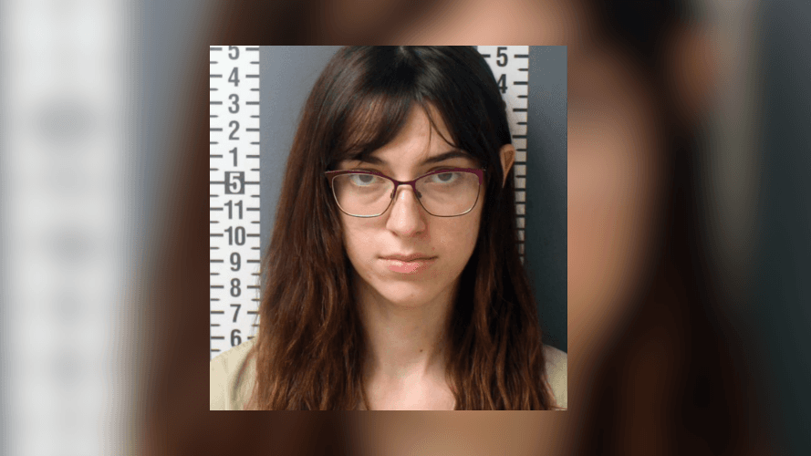 Sentencian a tres años de cárcel a la joven que presumió haber robado la laptop de Nancy Pelosi durante el asalto al Capitolio