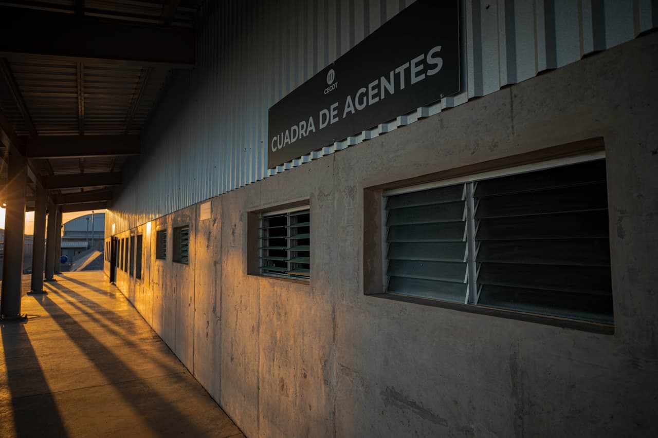 El presidente Bukele había dicho inicialmente que la megacárcel estaría terminada en septiembre pasado. Las autoridades no han explicado las causas de este retraso. La Casa Presidencial dijo en un tuit, a propósito de la nueva prisión: "Aquí terminarán los días de todos los terroristas que durante años aterraron a El Salvador. Serán el ejemplo del castigo que recibirán aquellos que pretendan atentar contra la población".