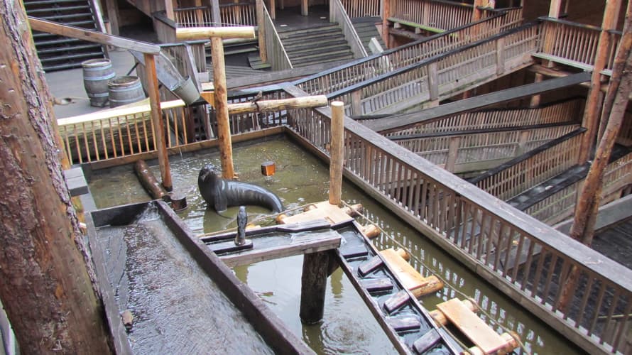 La embarcación tiene modelos a escala de animales.