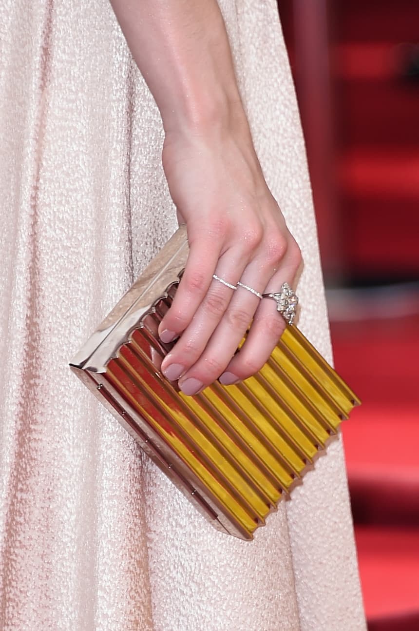 El 'clutch' también es esencial. Cuida que el color que elijas haga 'match' con el resto del 'outfit'.