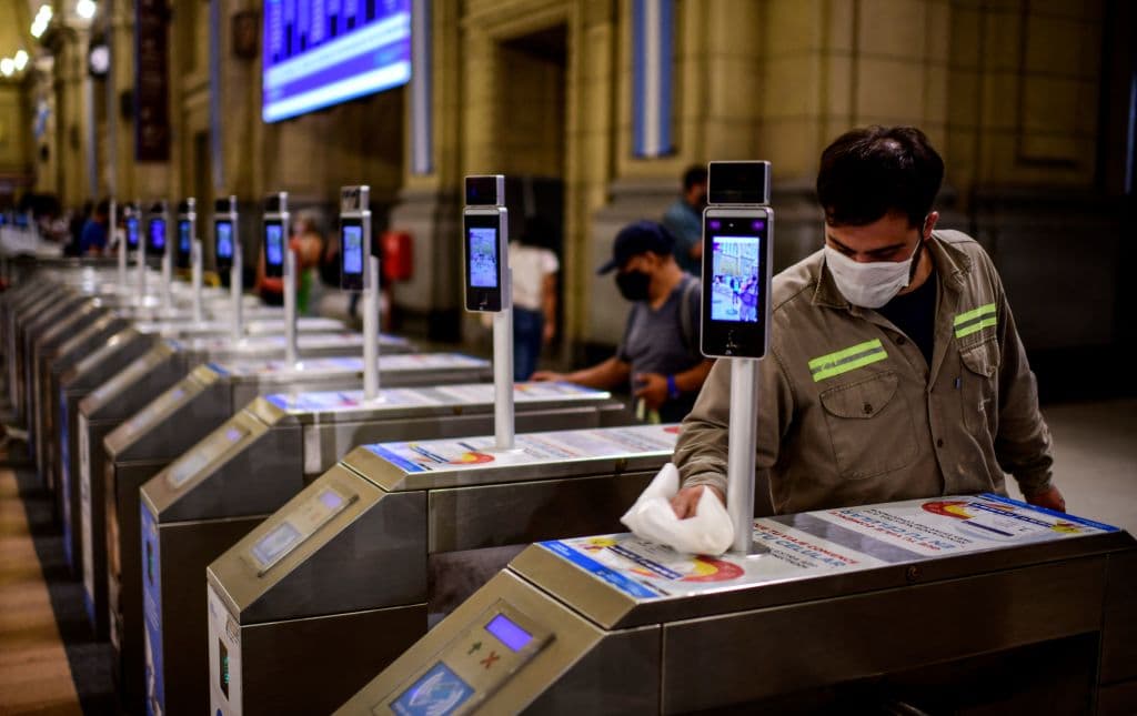 <b>Superficies de alto contacto</b>. Lo que sí avalan los CDC es mantener la desinfección exhaustiva de lo que denomina "superficies de alto contacto", como pueden ser pomos de puertas, botones de elevador o elementos en el transporte público.