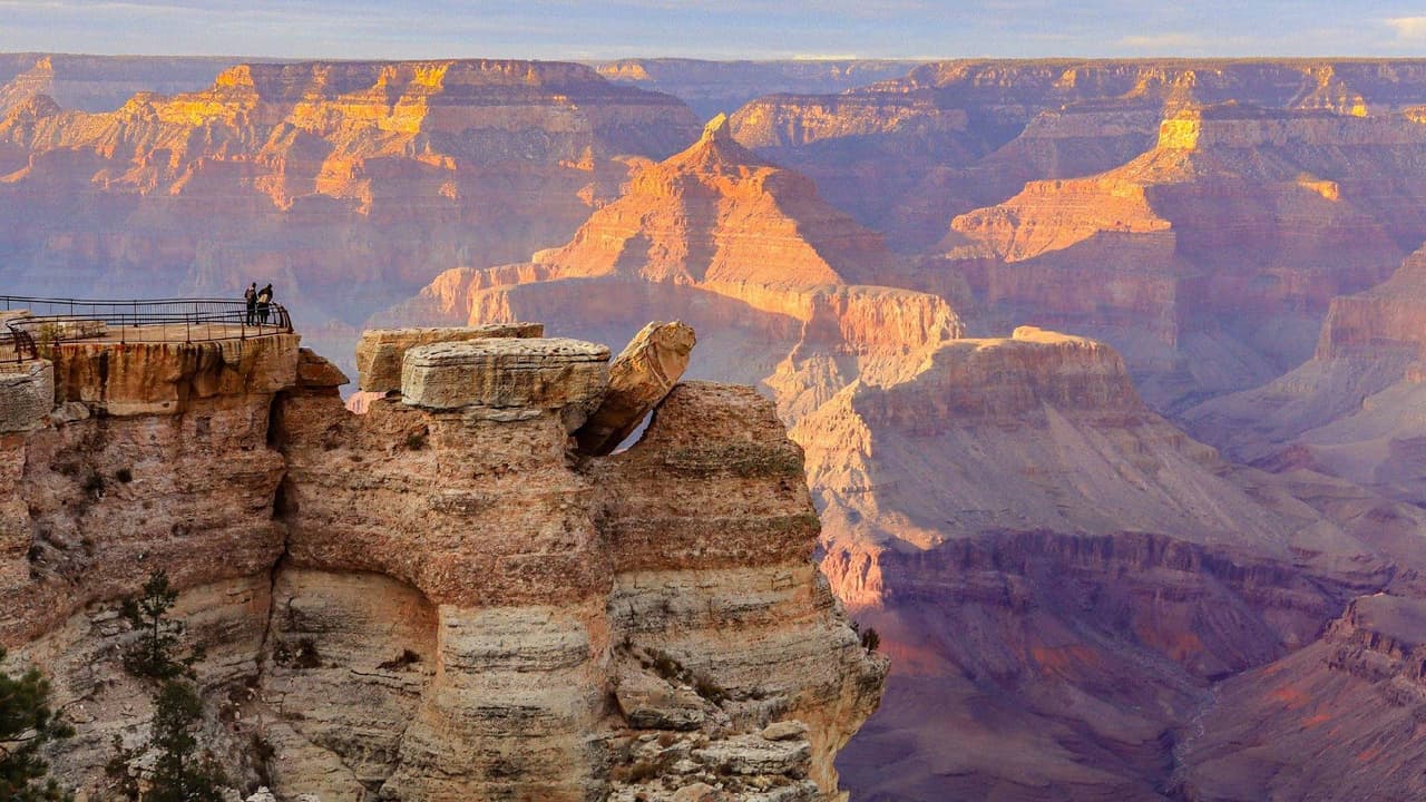 <b>Parque Nacional Gran Cañón</b>
<br>Es uno de los más famosos no sólo a nivel nacional, sino a nivel mundial, atrayendo a más de 5 millones de visitantes cada año. El Parque Nacional del Gran Cañón se ubica en el norte de Arizona y 
<b>abarca 278 millas (447 km) del río Colorado</b> y las tierras altas adyacentes.