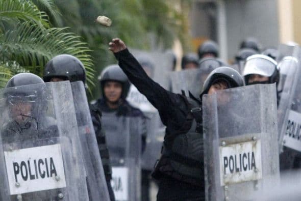 Durante la agresión los policías respondían con piedras ante los manifestantes.
