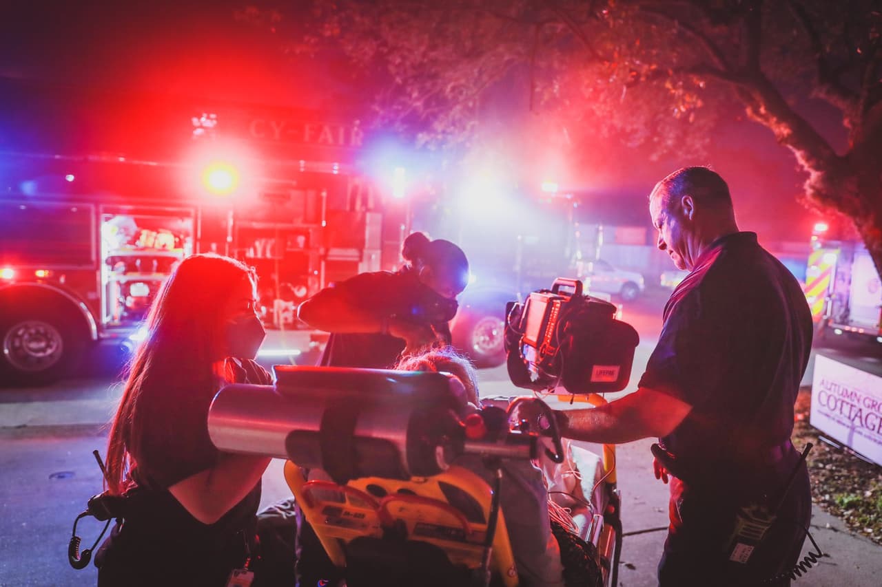 Al llegar las autoridades al lugar de los hechos encontraron a una residente en silla de ruedas que quedó atrapada junto con otros dos miembros del staff, fueron rescatados y transportados a un hospital para atención médica.