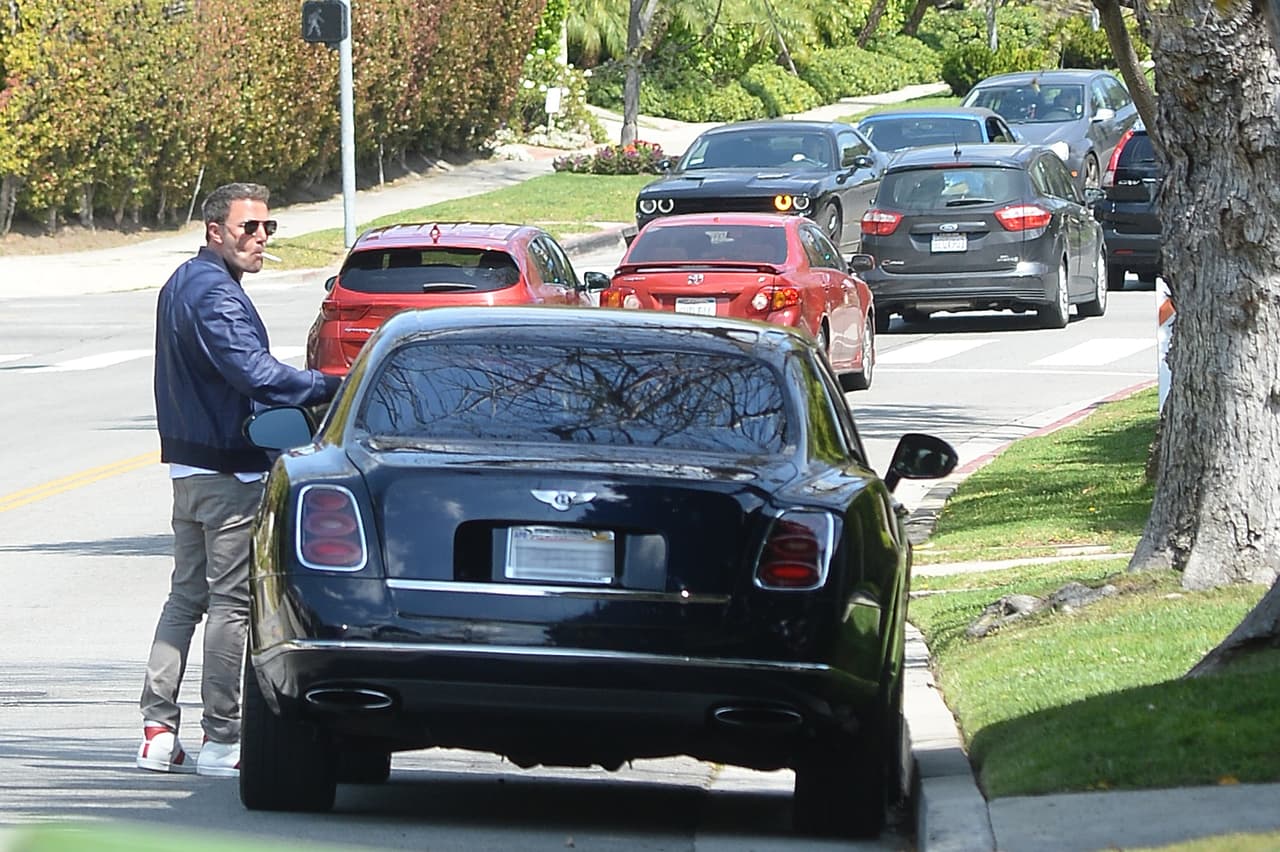 Vestía playera blanca, chamarra de piel azul, jeans grises y tenis blancos con rojo.