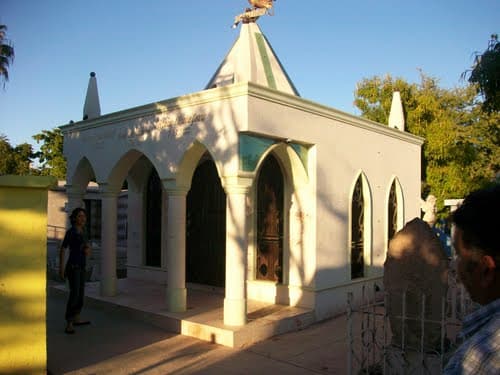 Pero con el paso de los años, su familia le mandó a construir un enorme mausoleo, con arcos, columnas y torres, sin faltar el gallo en la cima, animal que caracteriza a la familia Elizalde.