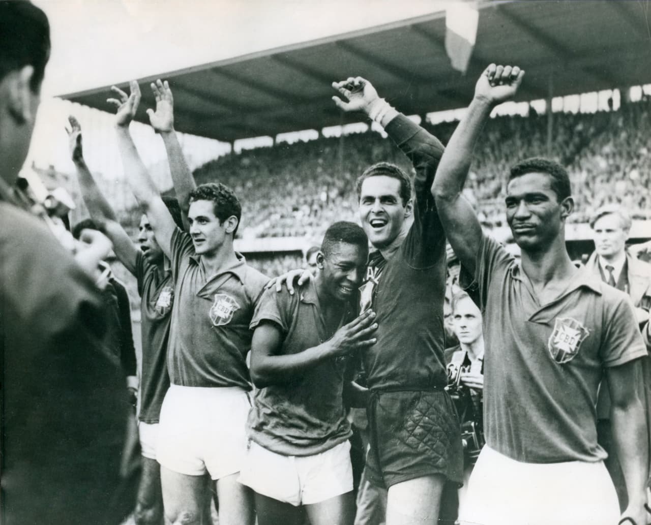 Pelé, de 17 años, llora sobre el hombro del portero Gylmar Dos Santos Neves tras la victoria de Brasil por 5-2 sobre Suecia en la final de la Copa Mundial en Estocolmo, Suecia, el 29 de junio de 1958.