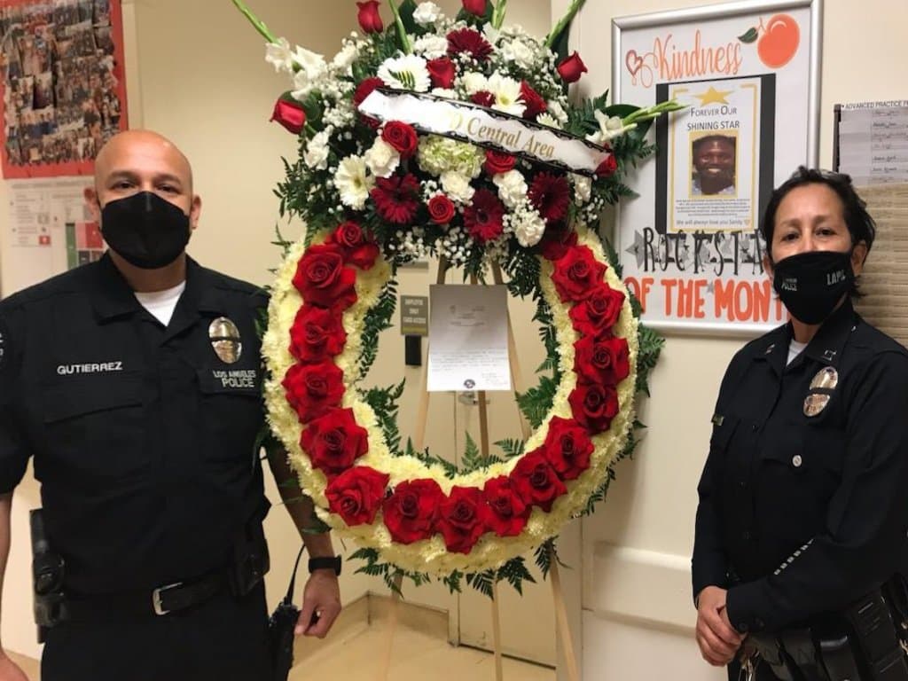 Enfermera fue golpeada mientras esperaba el autobús y murió en el hospital donde trabajó 38 años