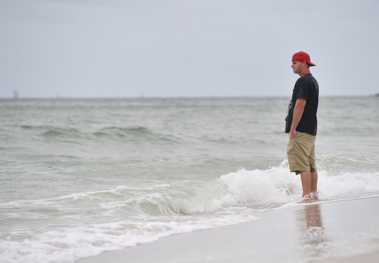 Un hombre en una playa desiertade Naples. En Florida se calcula que se evacuaron unas 6,3 millones, según las autoridades.