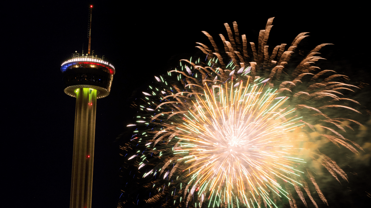 <h2 class="cms-H2-H2"><b>Tower of the Americas</b></h2>
<br>En la torre, podrás ver toda la ciudad desde el punto de observación y disfrutar también de música, baile, champaña y comida para darle la bienvenida al 2024.