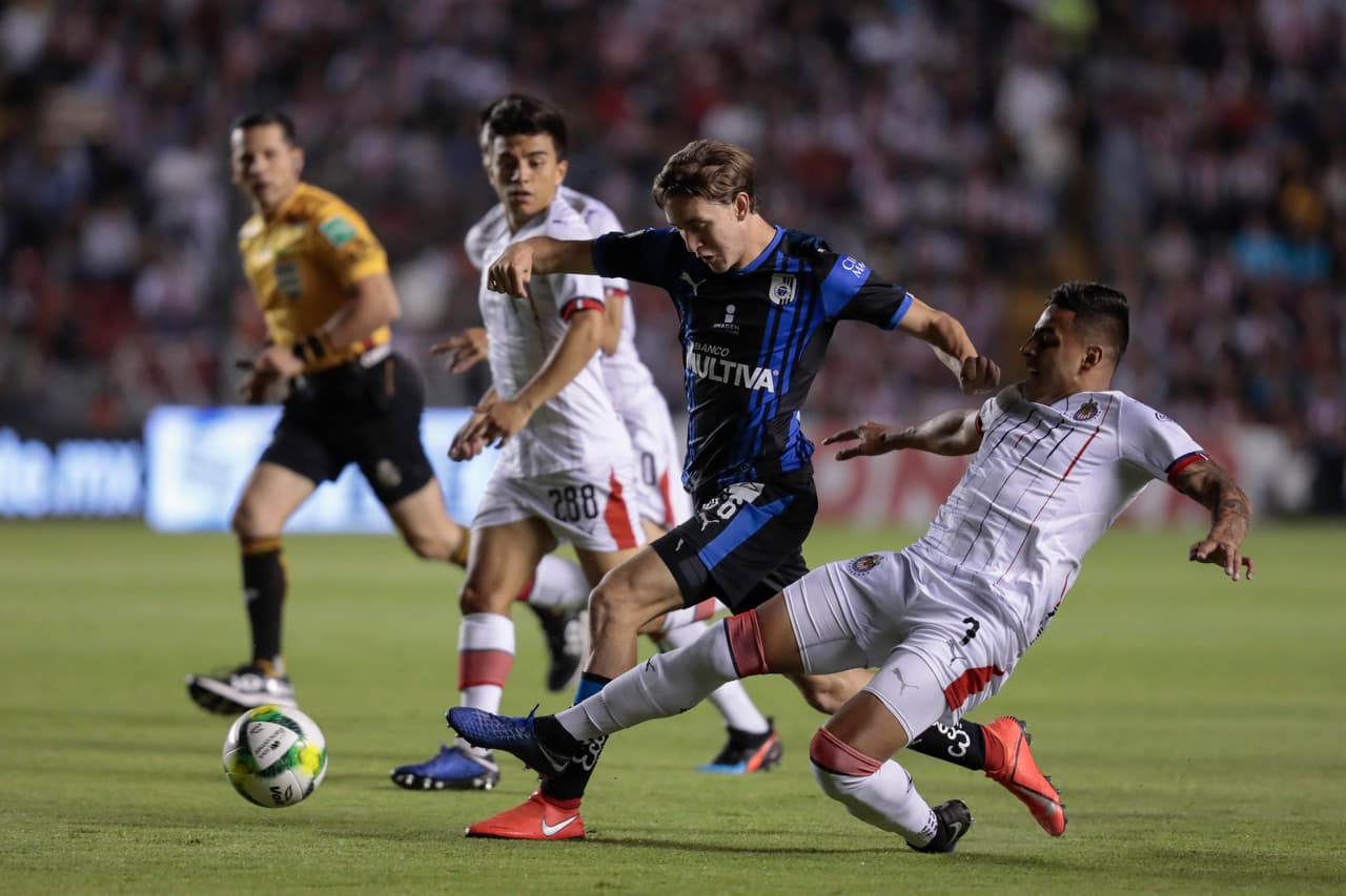 En busca del gol, Querétaro pasó trabajos para superar el buen cerco defensivo que planteó Chivas.