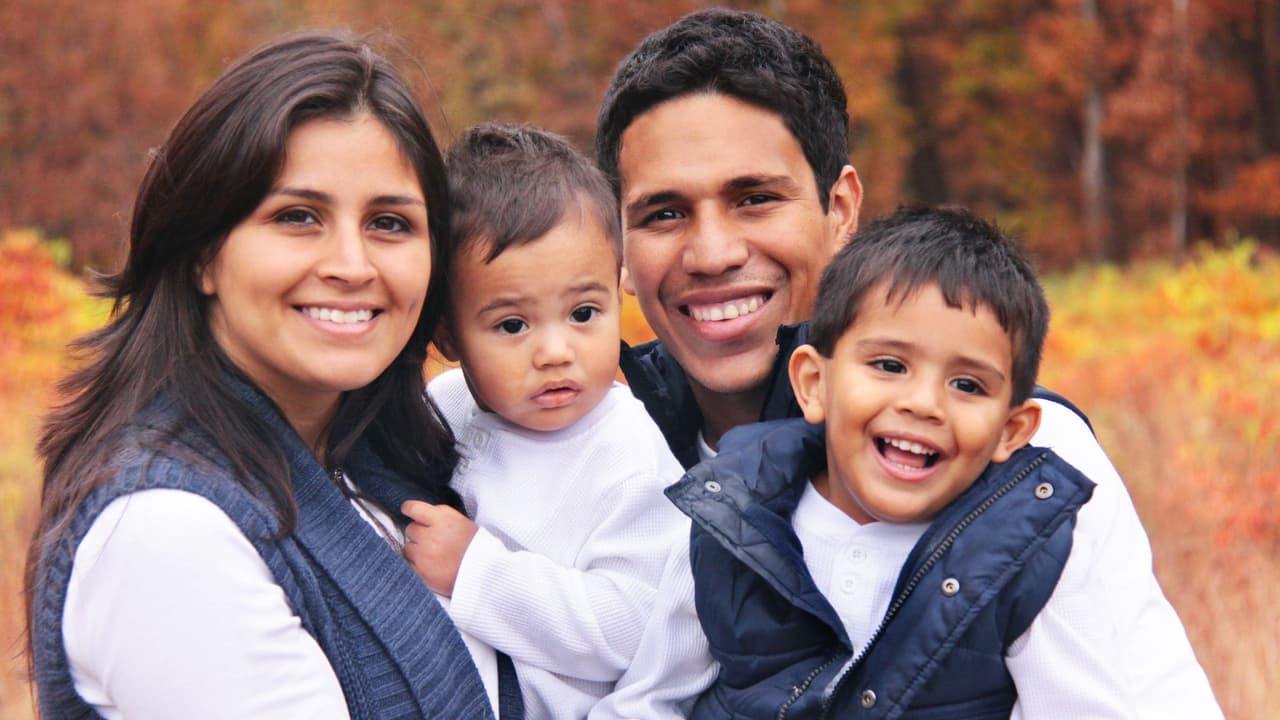 <h3 class="cms-H3-H3">Ejemplo práctico 💡</h3>Ana y Luis,
<b>pareja con dos hijos y un ingreso familiar de $52,000 al año</b>, entran a HealthCare.gov el 3 de noviembre.
<br>Después de completar su solicitud,
<b>el sistema les ofrece créditos fiscales que reducen su prima mensual a menos de la mitad</b>.
<br>Revisan qué hospitales están en red, eligen un plan Silver y pagan su primera prima antes del 15 de diciembre.
<br>
<b>Su cobertura empieza el 1 de enero de 2026.</b>