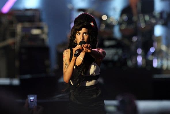 En el programa Weekend Sunrise, Mitch Winehouse contó que su hija estaba saliendo con Reg Traviss y que tenían planes de boda.